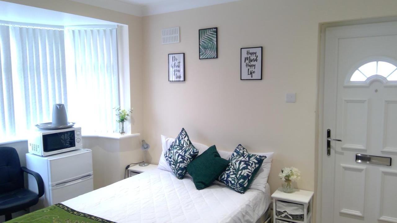 Luxury London Ensuite Double Room, Park Free, Tram-Train! มิทแชม ภายนอก รูปภาพ