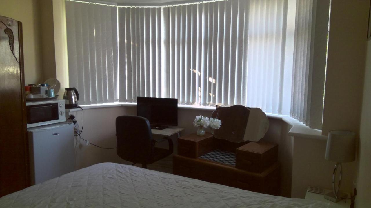 Luxury London Ensuite Double Room, Park Free, Tram-Train! มิทแชม ภายนอก รูปภาพ
